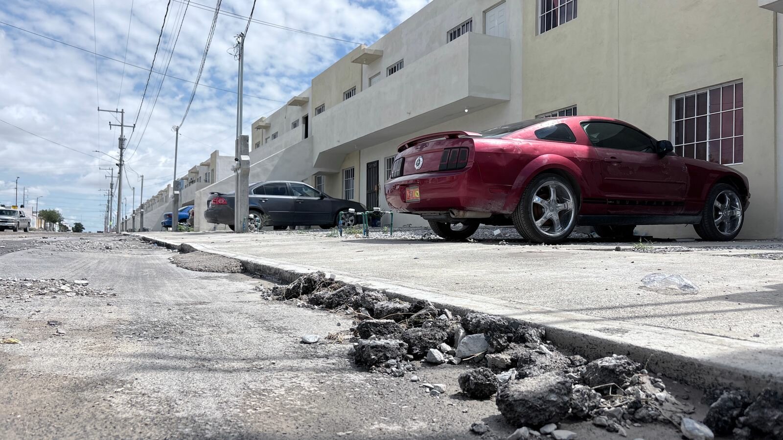 Entre humedad y grietas amanecen este martes en viviendas Bienestar