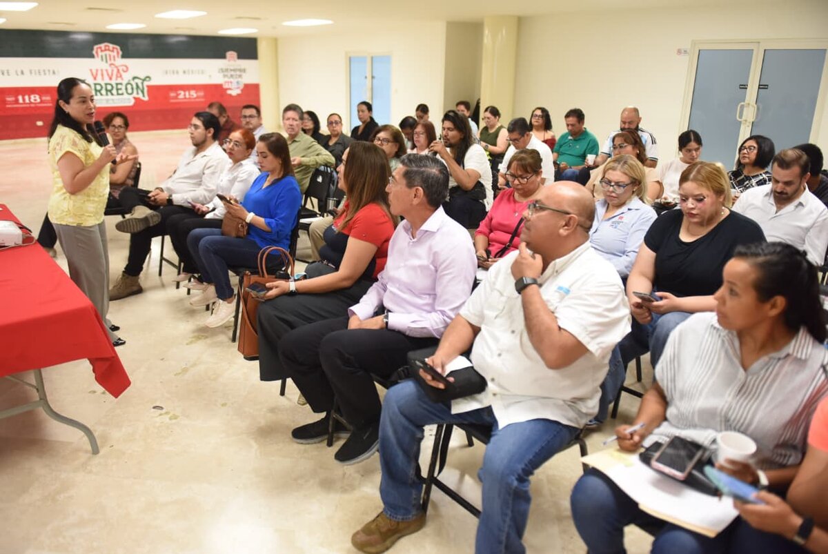 Capacitan a servidores públicos y ciudadanía en general en temas de inteligencia artificial