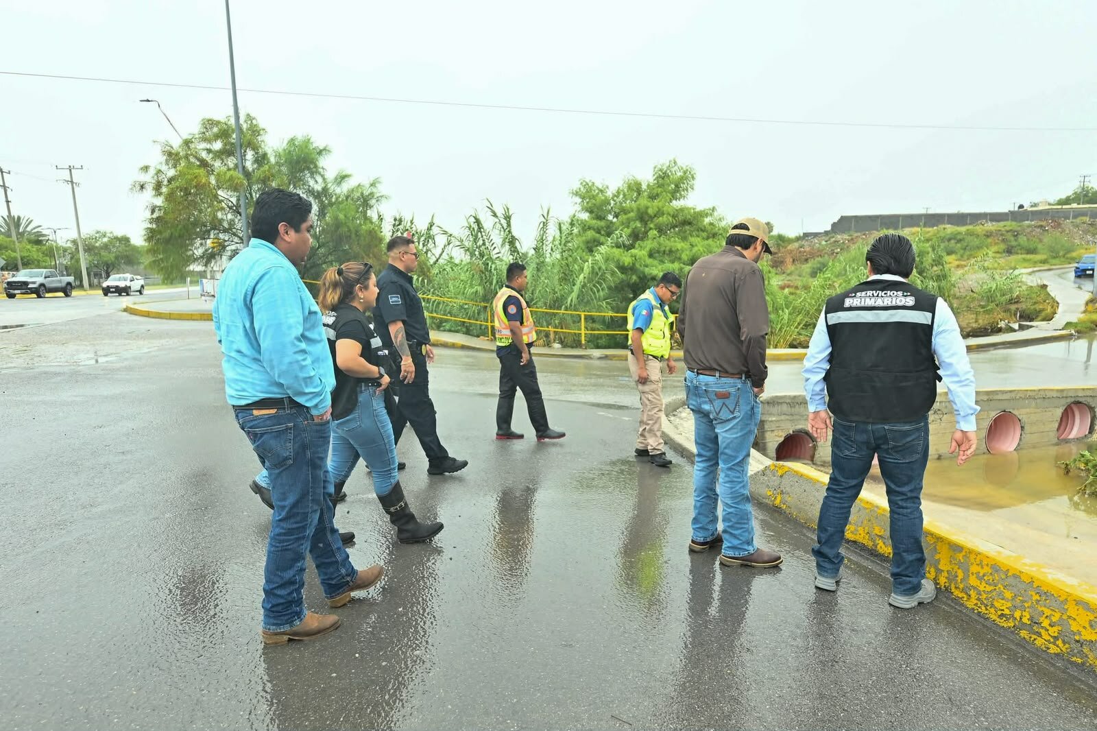 Carlos Villarreal supervisa afectaciones por lluvias y coordina atención en colonias de Monclova