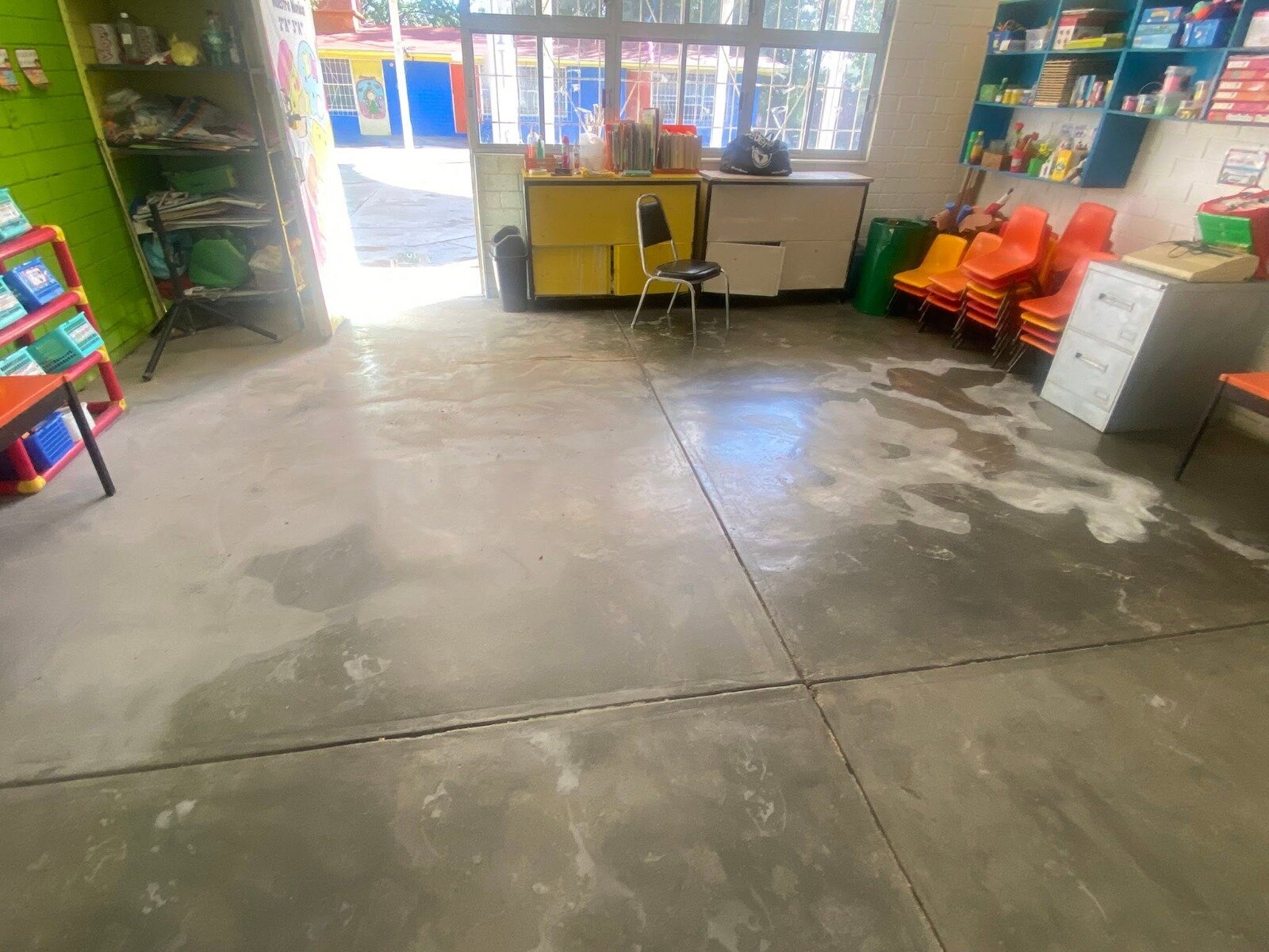 Maestra alza la voz por kínder atrapado en inundaciones