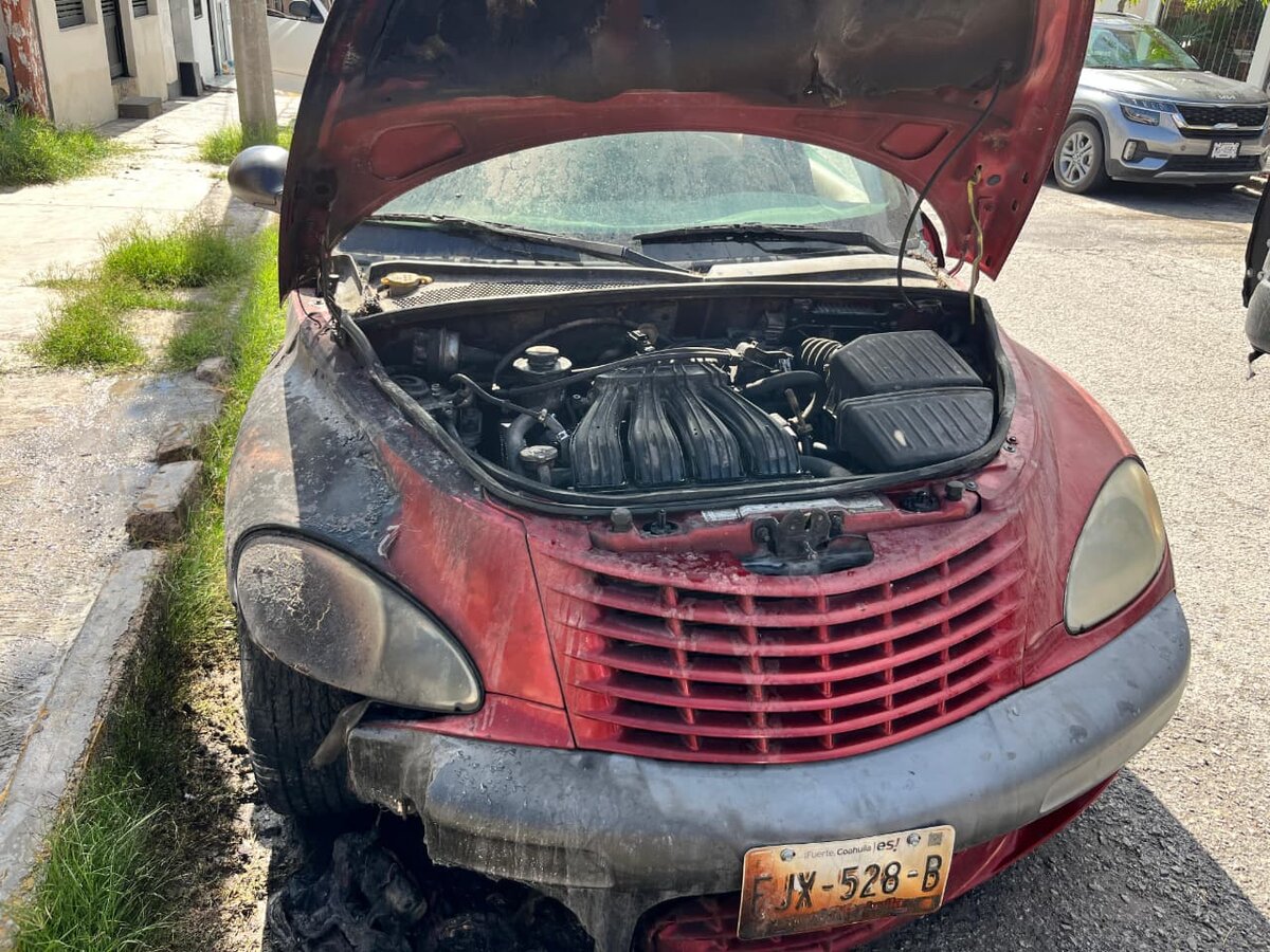 SEGURIDAD Bomberos se movilizaron de inmediato. MONCLOVA, COAH.- La rápida intervención de vecinos evitó que un incendio registrado en un automóvil estacionado frente