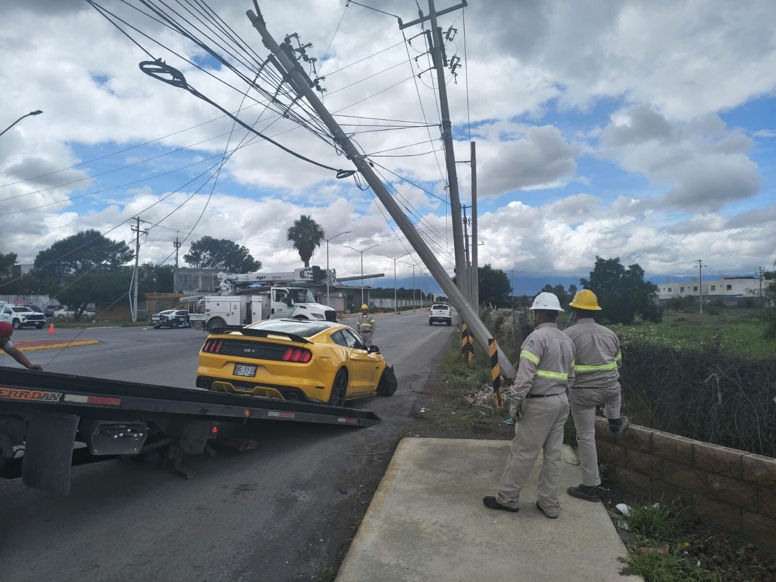 Mustang termina destrozado tras impactarse contra poste; conductora resulta lesionada