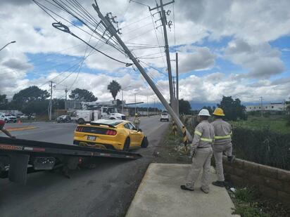 Mustang termina destrozado tras impactarse contra poste; conductora resulta lesionada