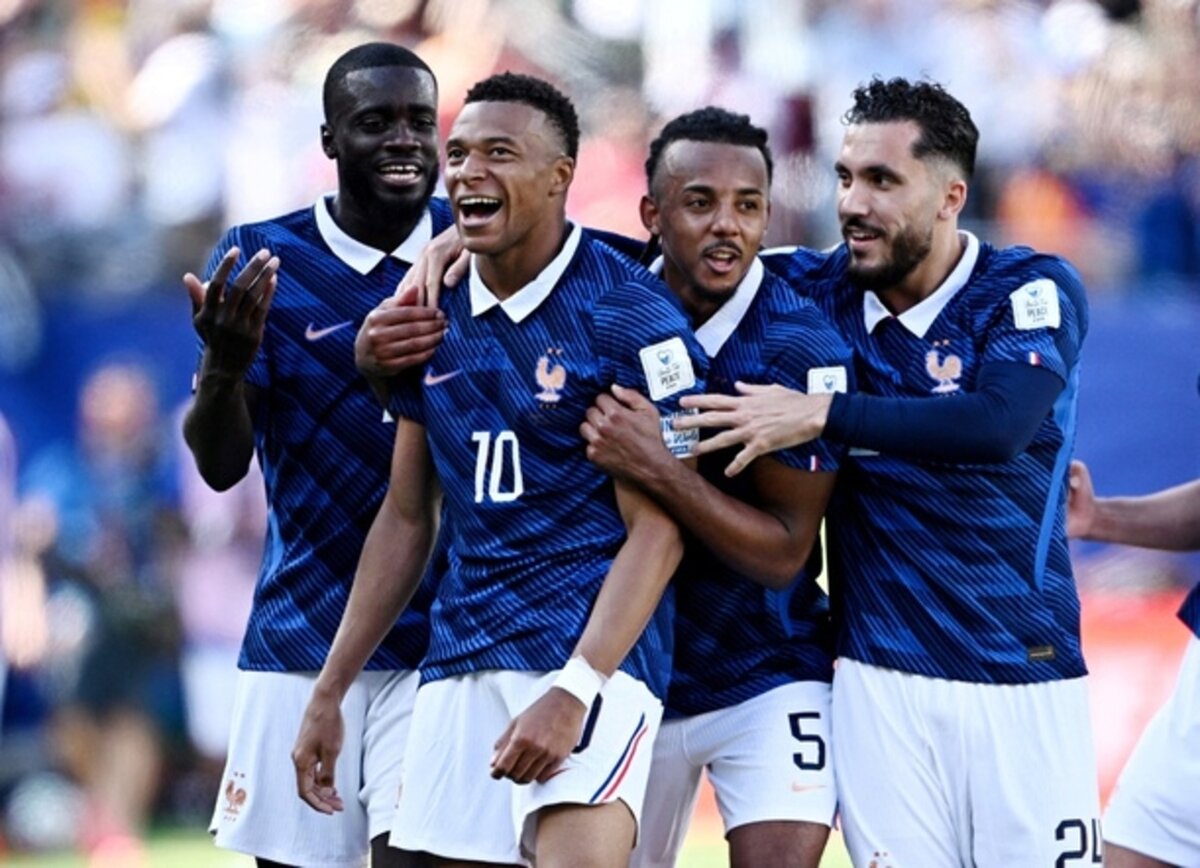 Mbappé lidera triunfo de Francia y rompe récords mundialistas
