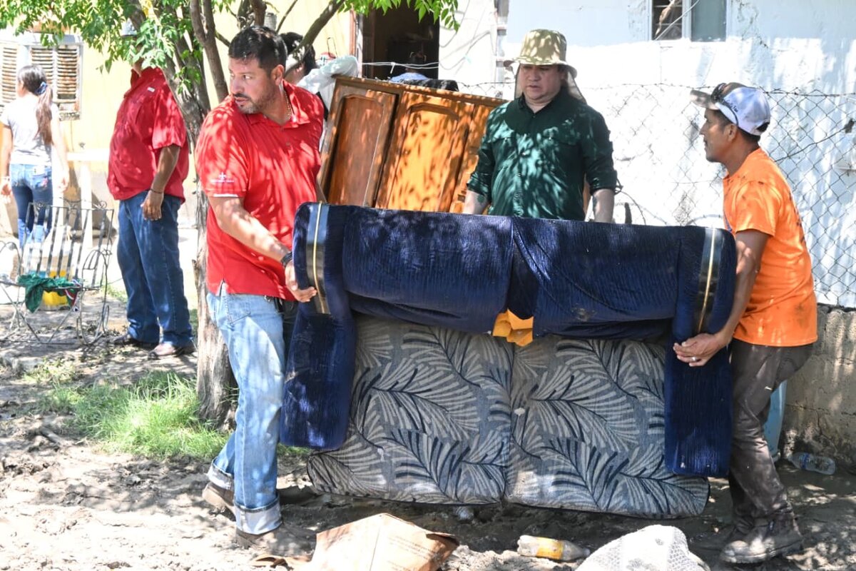 Sari Pérez y Gabriel Elizondo llevan apoyo a familias afectadas por las lluvias