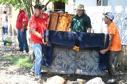 En equipo con el Gobierno del Estado, el Gobierno Municipal continúa las labores de limpieza, atención y entrega de apoyos en las colonias afectadas.