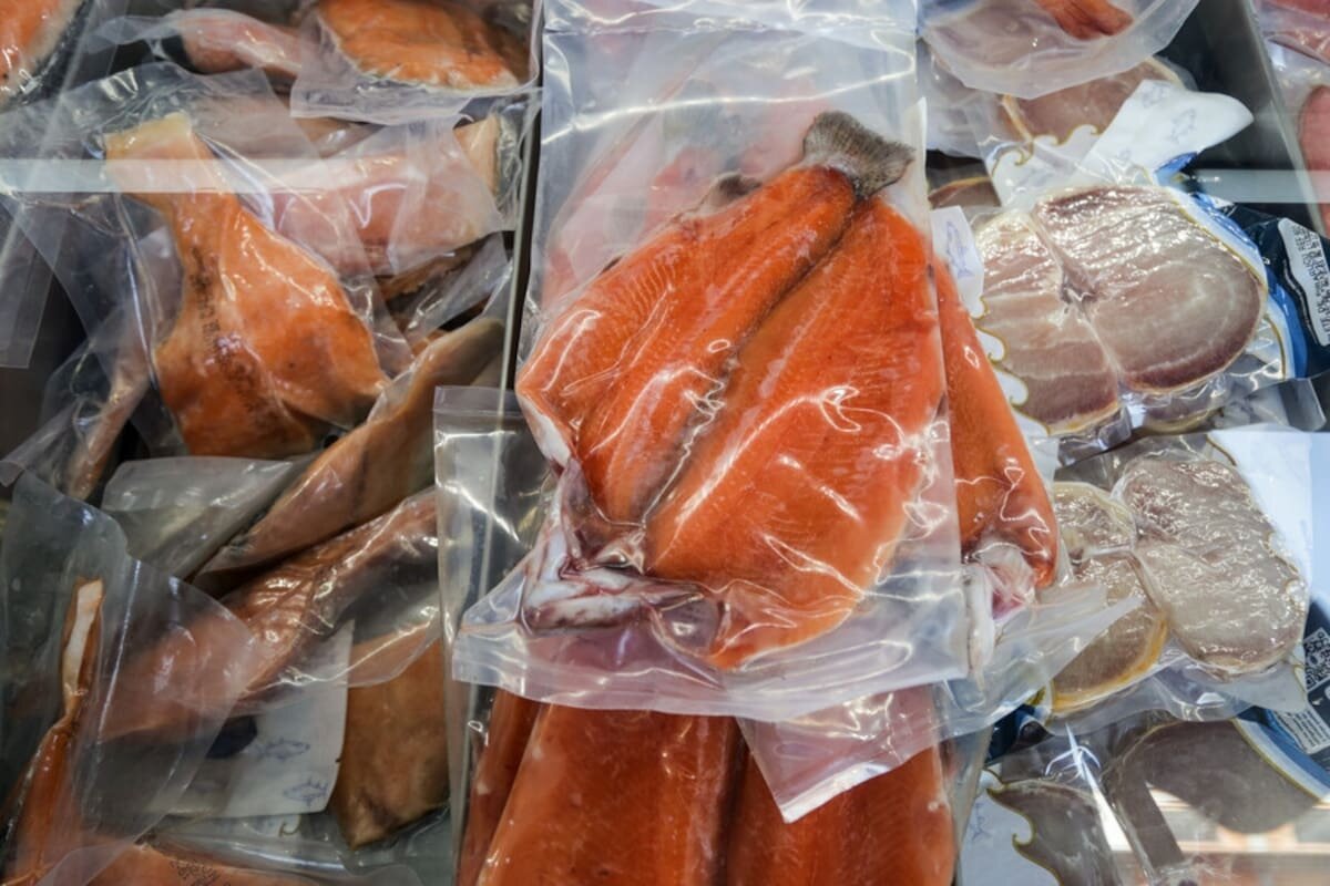 Riesgo oculto del pescado congelado en plástico