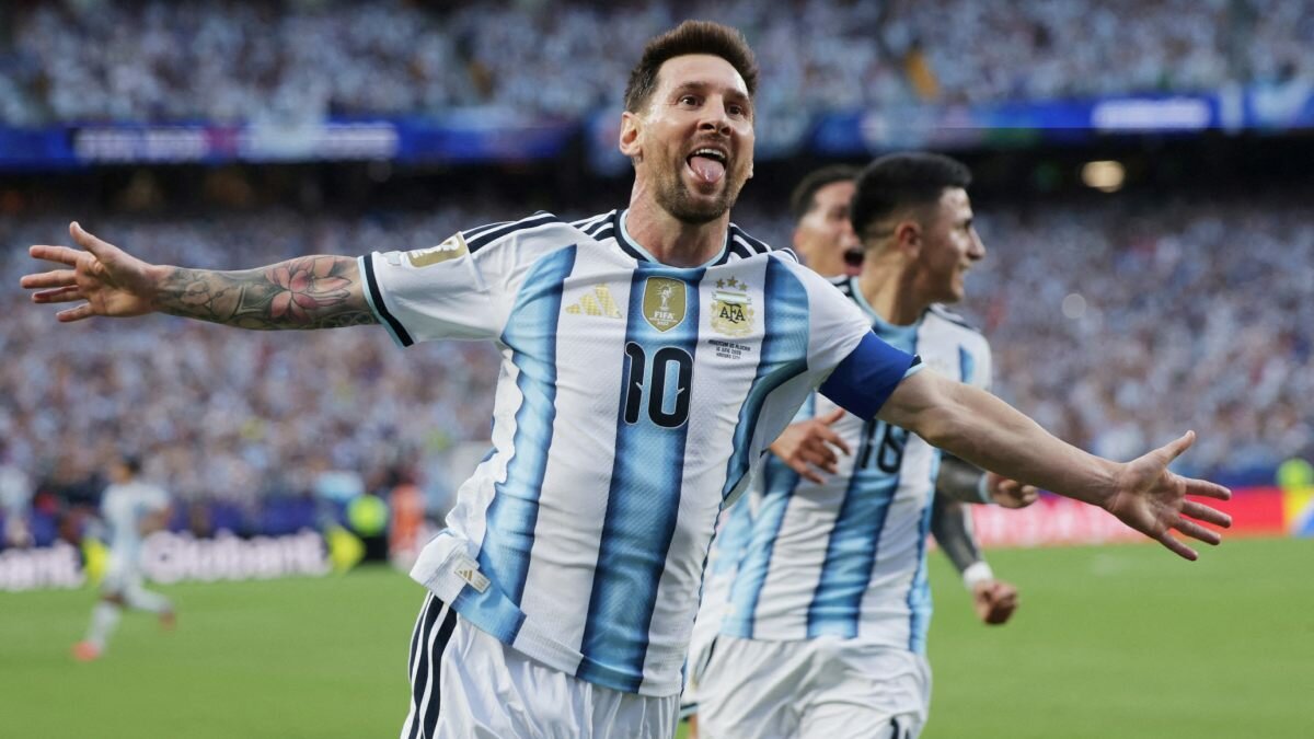 Lionel Messi anota triplete y Argentina debuta con 3-0 sobre Argelia
