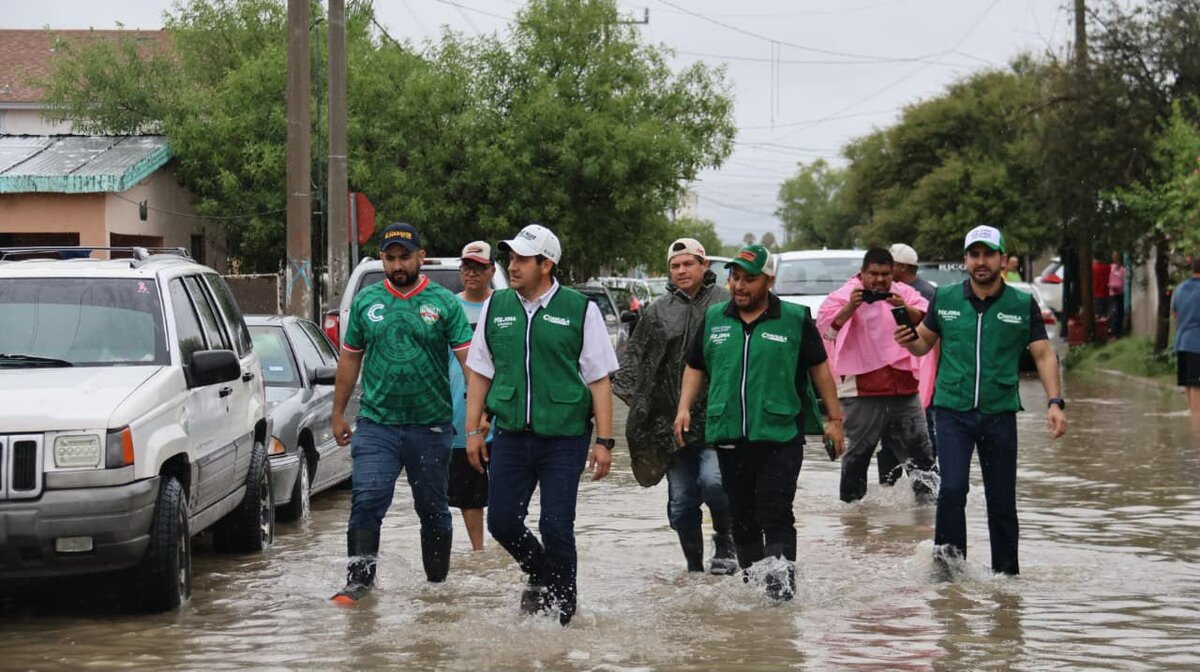 Memo Ruiz continúa brindando apoyo a familias afectadas por las lluvias en Piedras Negras
