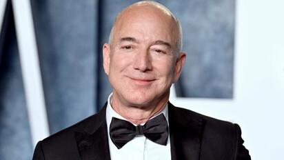 Jeff Bezos propone colonizar la Luna para trasladar la industria contaminante fuera de la Tierra y así reducir el deterioro ambiental global progresivo.