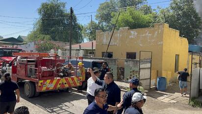 Vecinos arriesgan su vida para rescatar a familia atrapada durante incendio en Mundo Nuevo