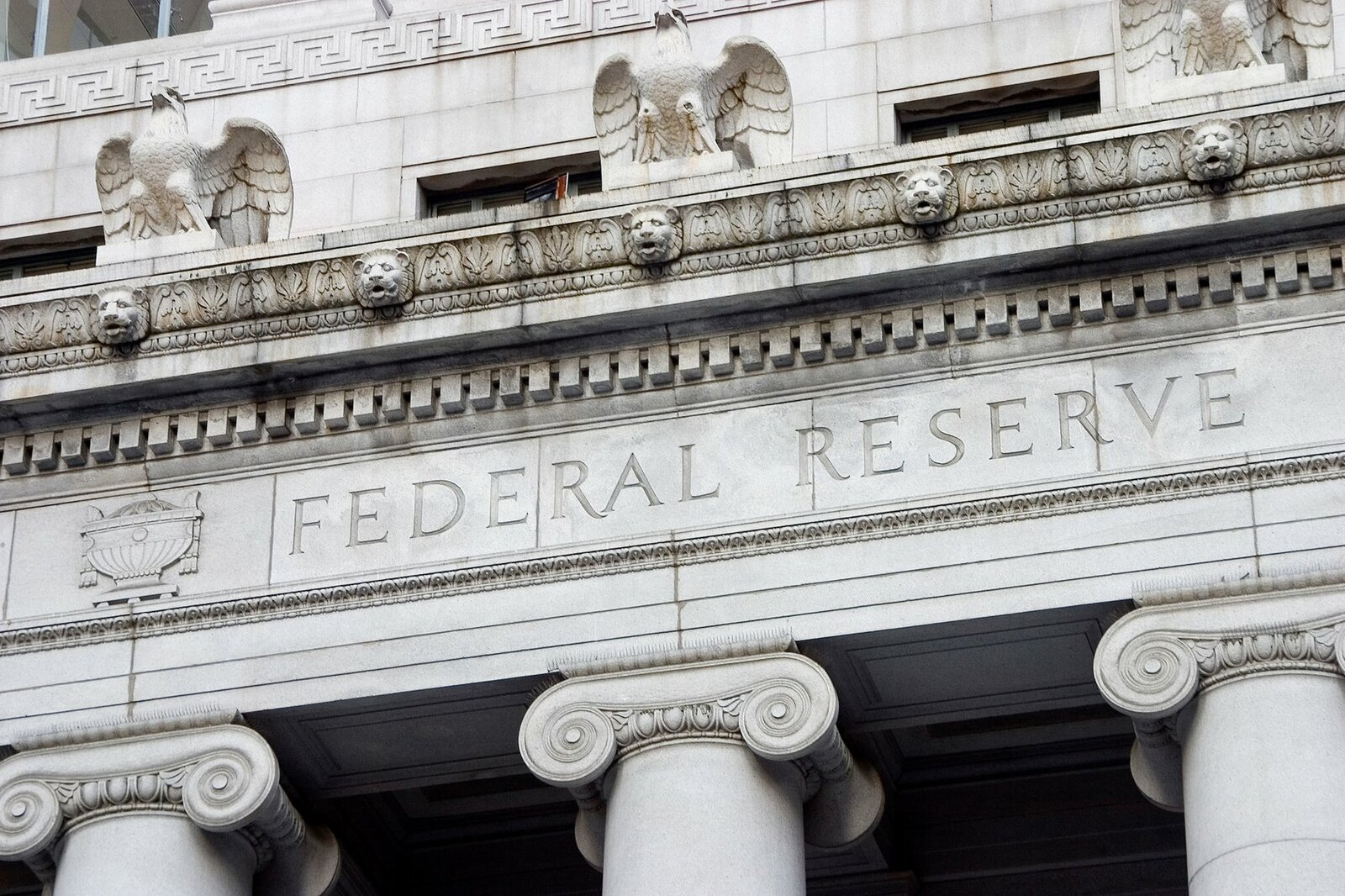 Reserva Federal mantiene tasas y eleva previsión de inflación