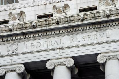 Reserva Federal mantiene tasas y eleva previsión de inflación