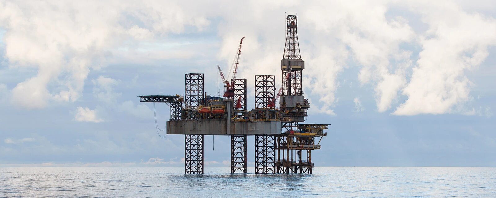 Petróleo sube ante cautela por acuerdo entre Irán y EU
