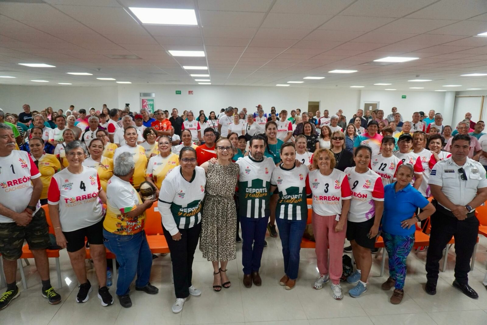 DIF Torreón entrega uniformes a participantes que representarán al municipio en los “Juegos Estatales del Adulto Mayor 2026”