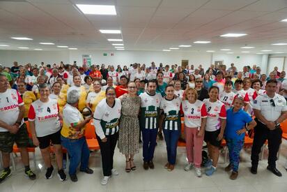 DIF Torreón entrega uniformes a participantes que representarán al municipio en los “Juegos Estatales del Adulto Mayor 2026”
