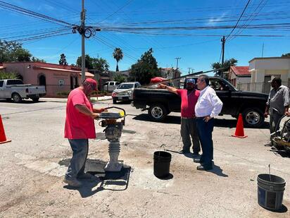 Óscar Ríos supervisa bacheo para mejorar calles de Nueva Rosita