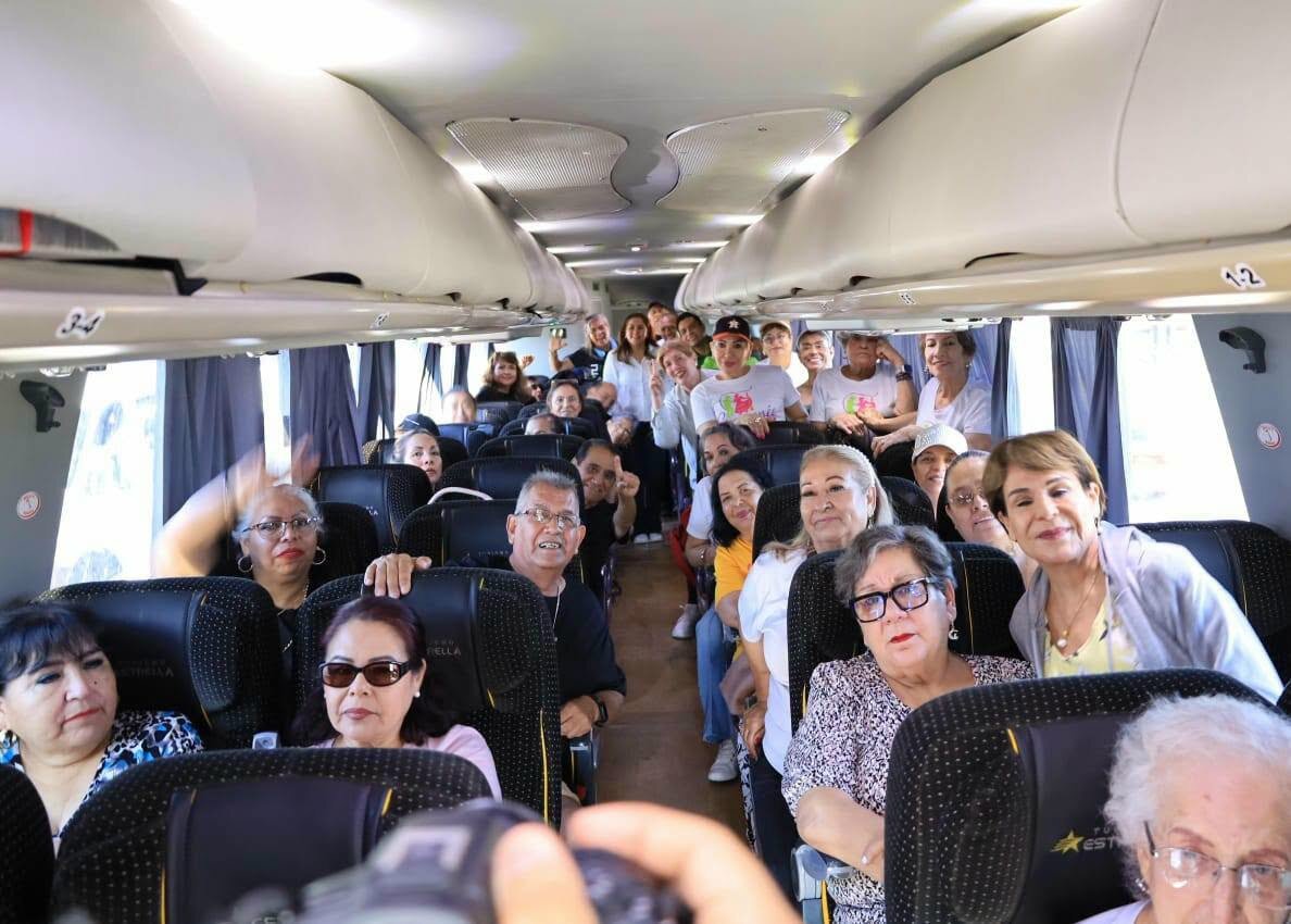 Adultos mayores de San Juan de Sabinas viajan a Torreón
