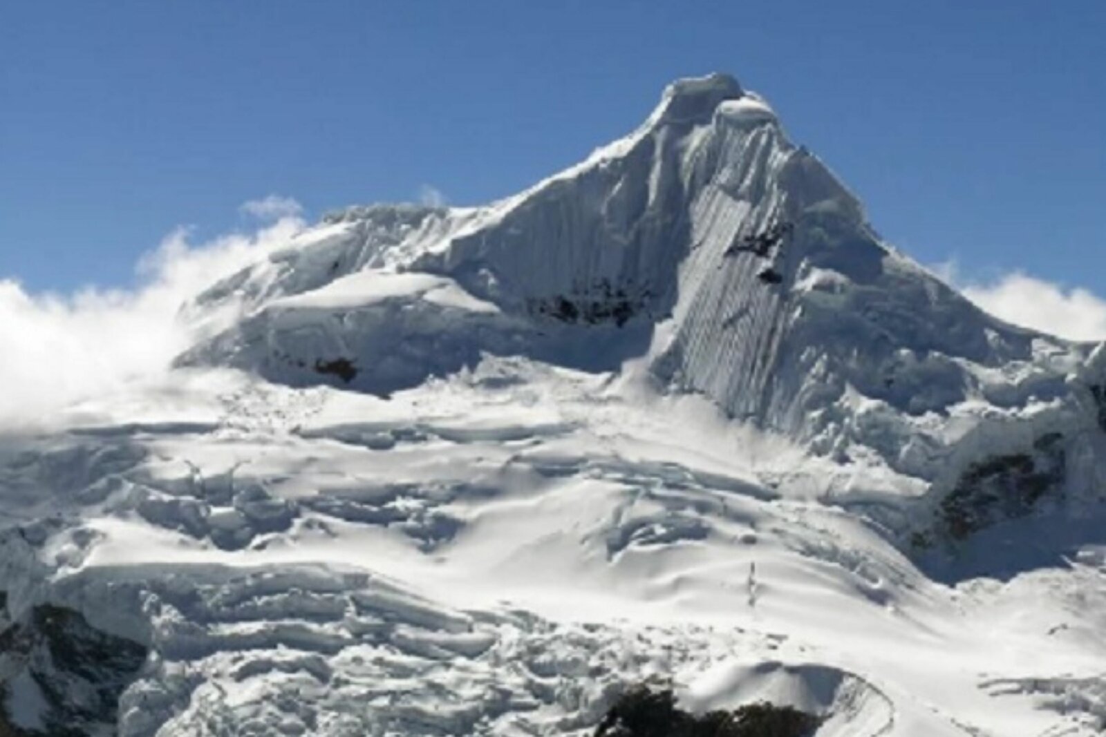 Avalancha en Perú deja muertos a montañista mexicano y su esposa canadiense