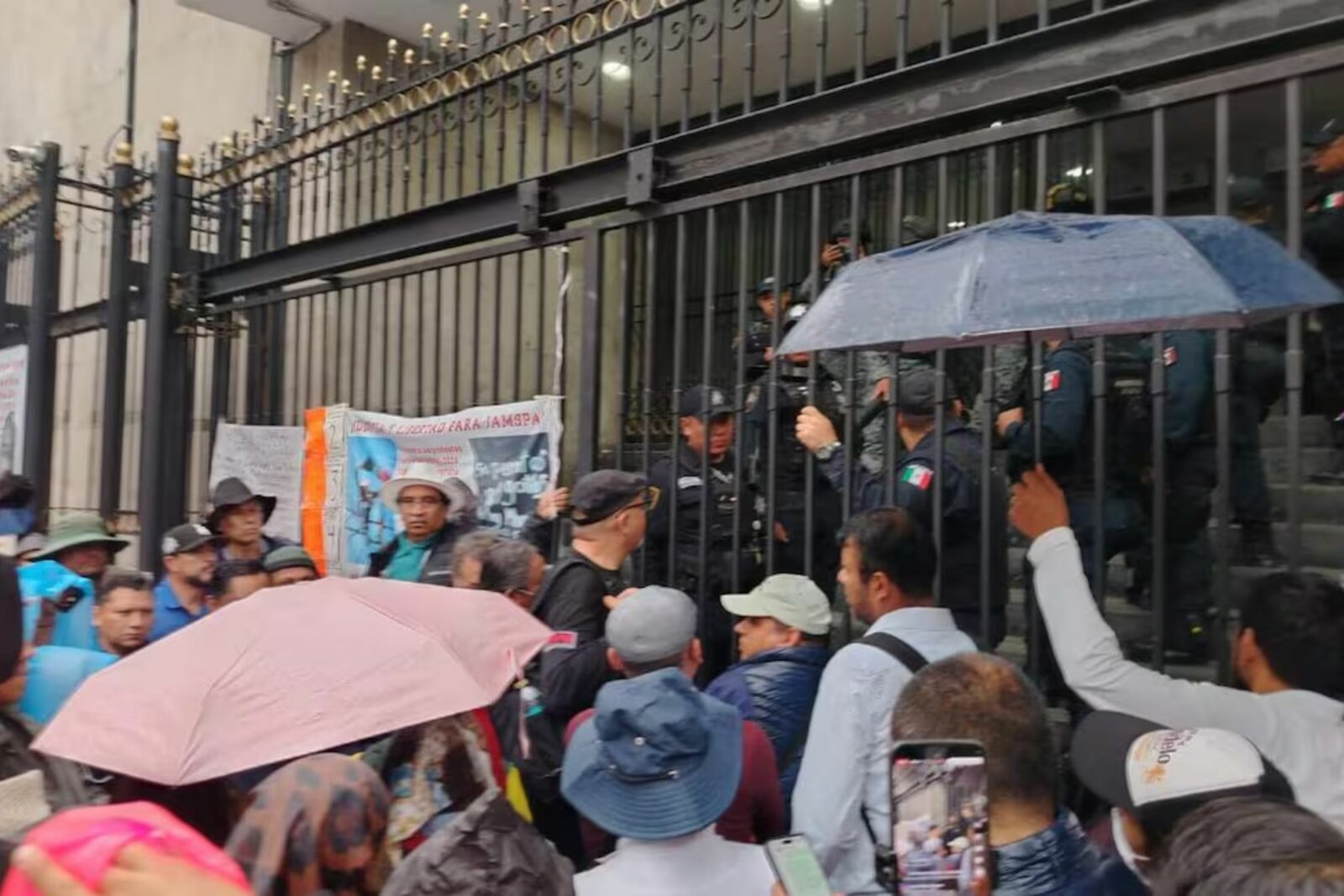 CNTE y Segob reanudan diálogo; maestros niegan financiamiento externo