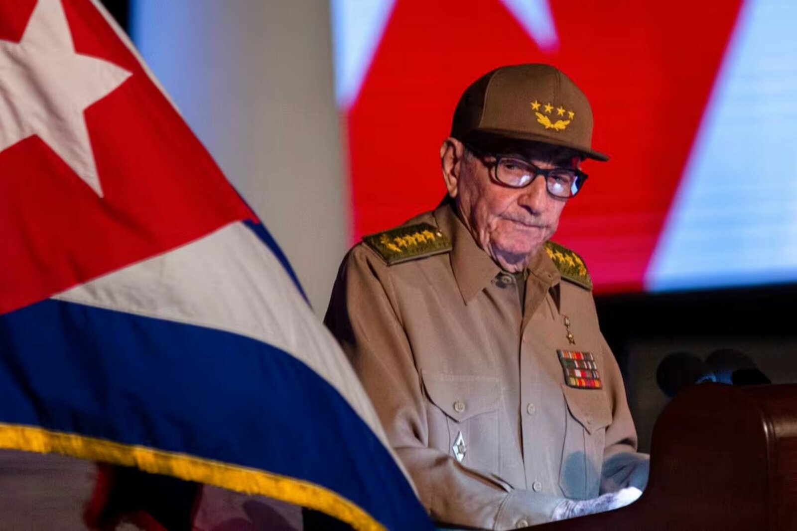 Raúl Castro respalda reformas económicas para enfrentar crisis en Cuba