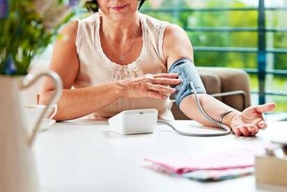 El control de la presión arterial en casa reduce el riesgo de infarto y AVC
