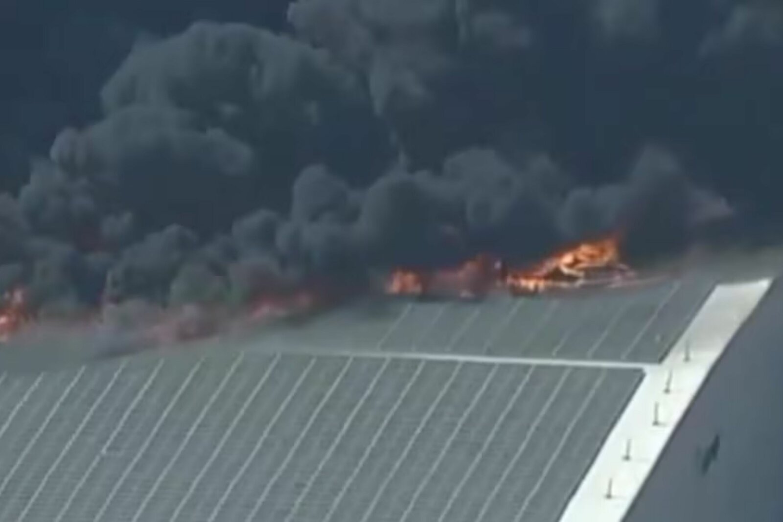 Fuerte incendio consume almacén en Los Ángeles y activa alerta por humo