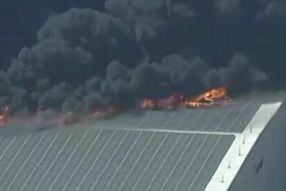 Un incendio de gran magnitud consumió un almacén en Boyle Heights, Los Ángeles, provocando una enorme columna de humo y alertas para residentes cercanos.