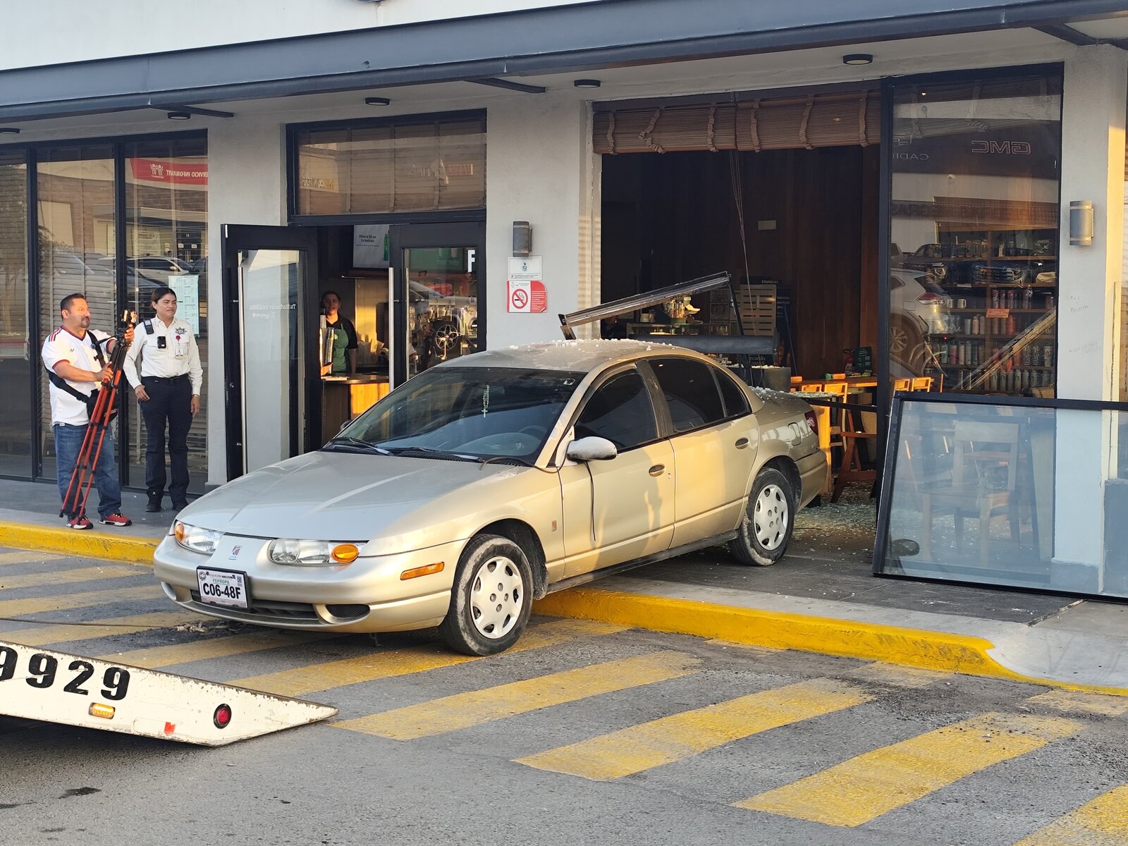 Vehículo se incrusta en Starbucks de Plaza Innova; operará solo por drive-thru