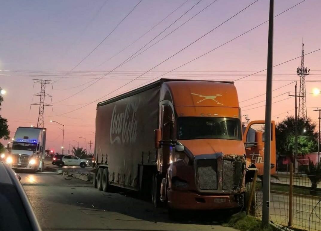 Chofer de empresa refresquera Coca-Cola se queda dormido y choca contra camellón