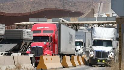 Estados Unidos retiró visas a 20 mil conductores mexicanos por no dominar inglés, medida que impacta al transporte de carga, informó la Canacar.  El Gobierno