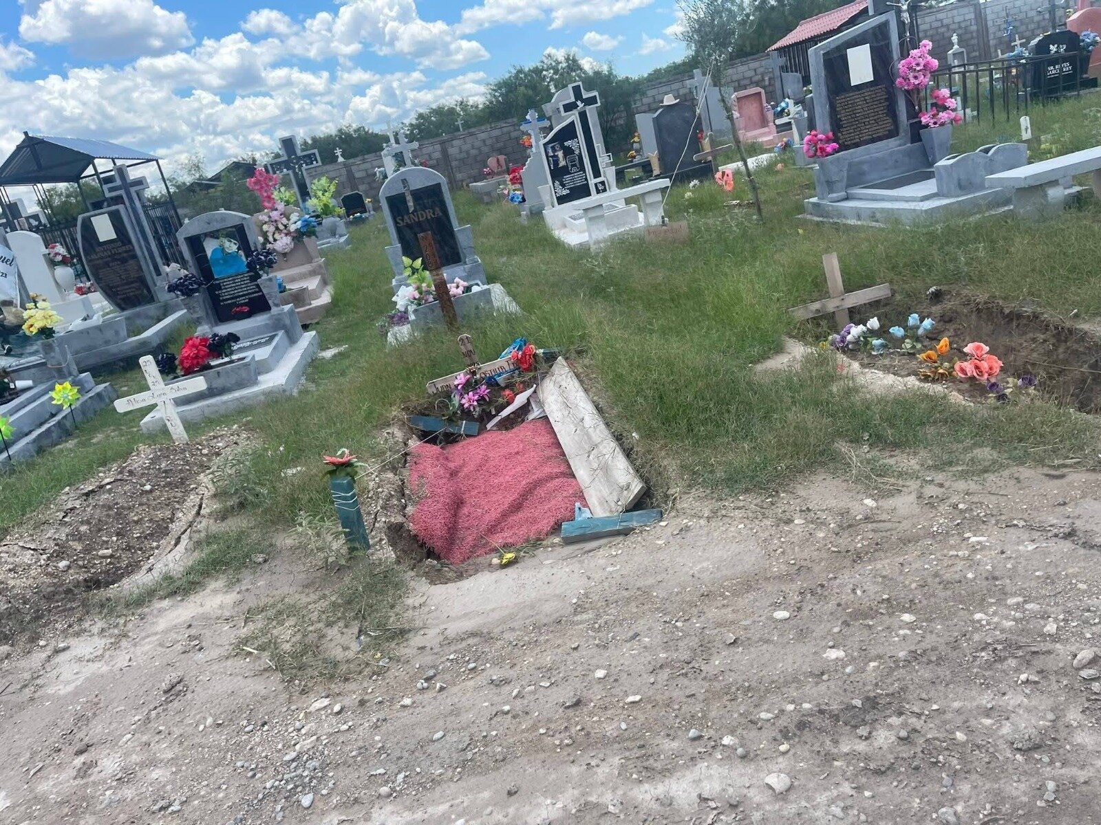 Intensas lluvias provocan hundimientos y daños en tumbas del panteón de villa de fuente