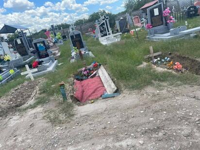 Intensas lluvias provocan hundimientos y daños en tumbas del panteón de villa de fuente