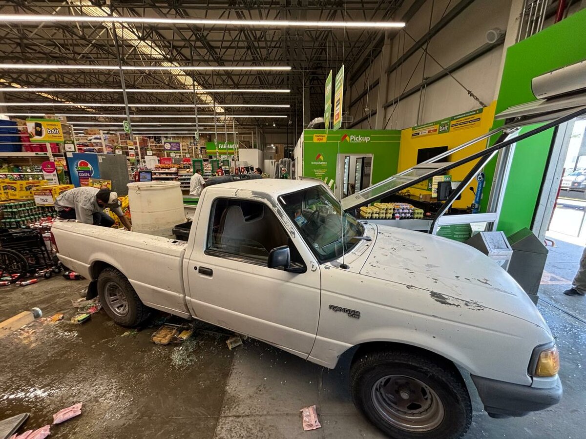 Camioneta se estrella contra tienda de Bodega Aurrera y provoca fuertes daños en San Buenaventura