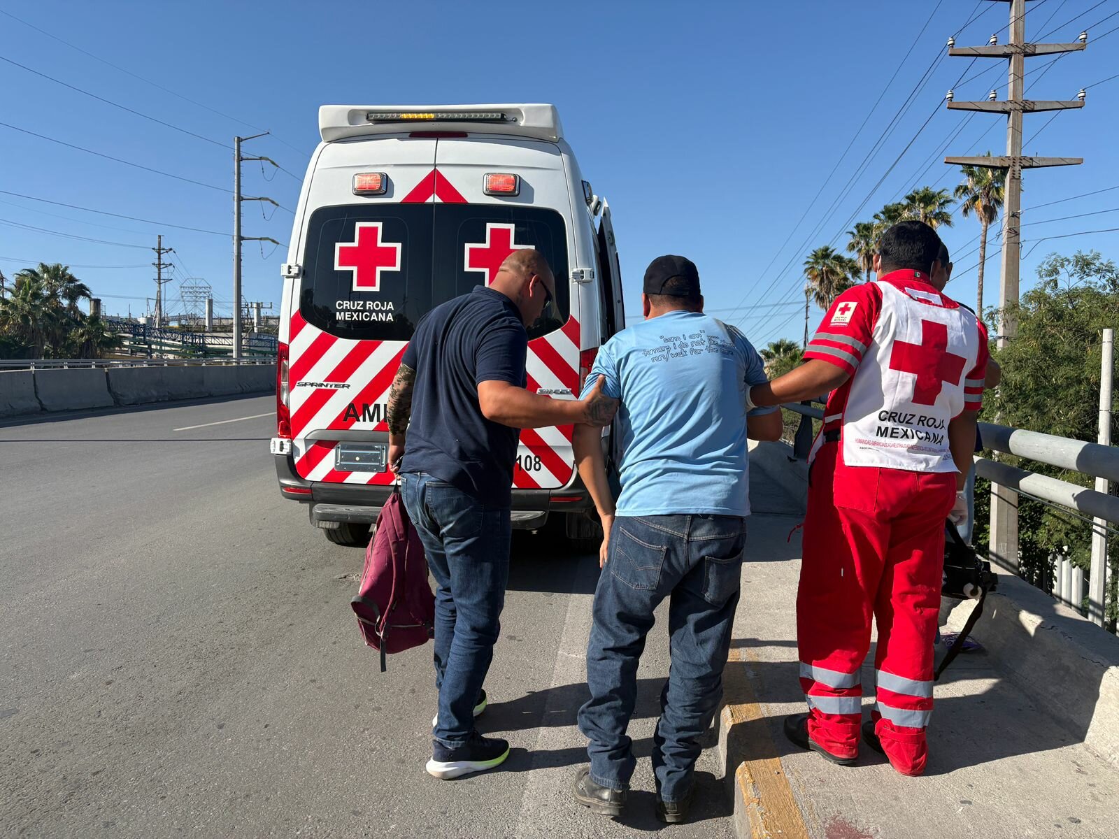 Choque entre ciclistas deja trabajador lesionado en puente de AHMSA