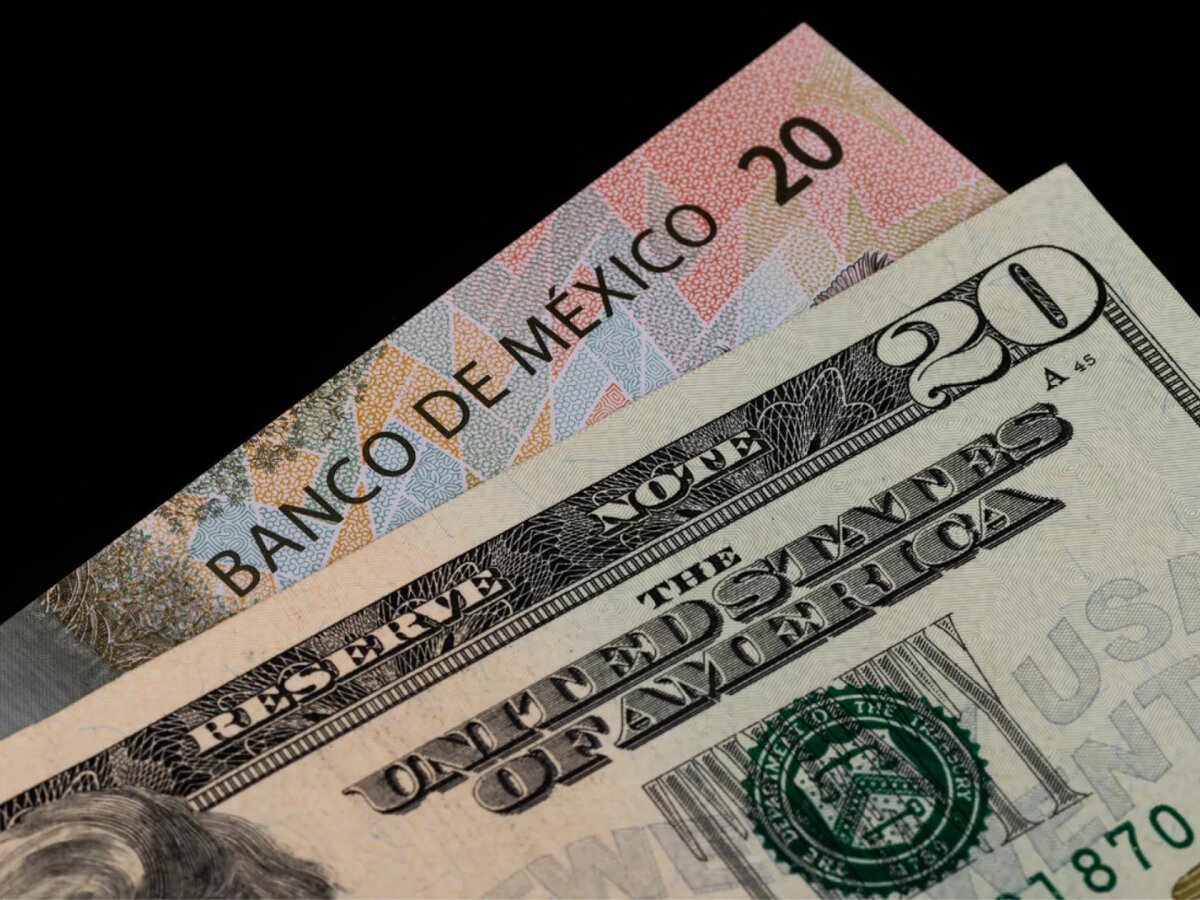Peso mexicano cae frente al dólar por tensión global