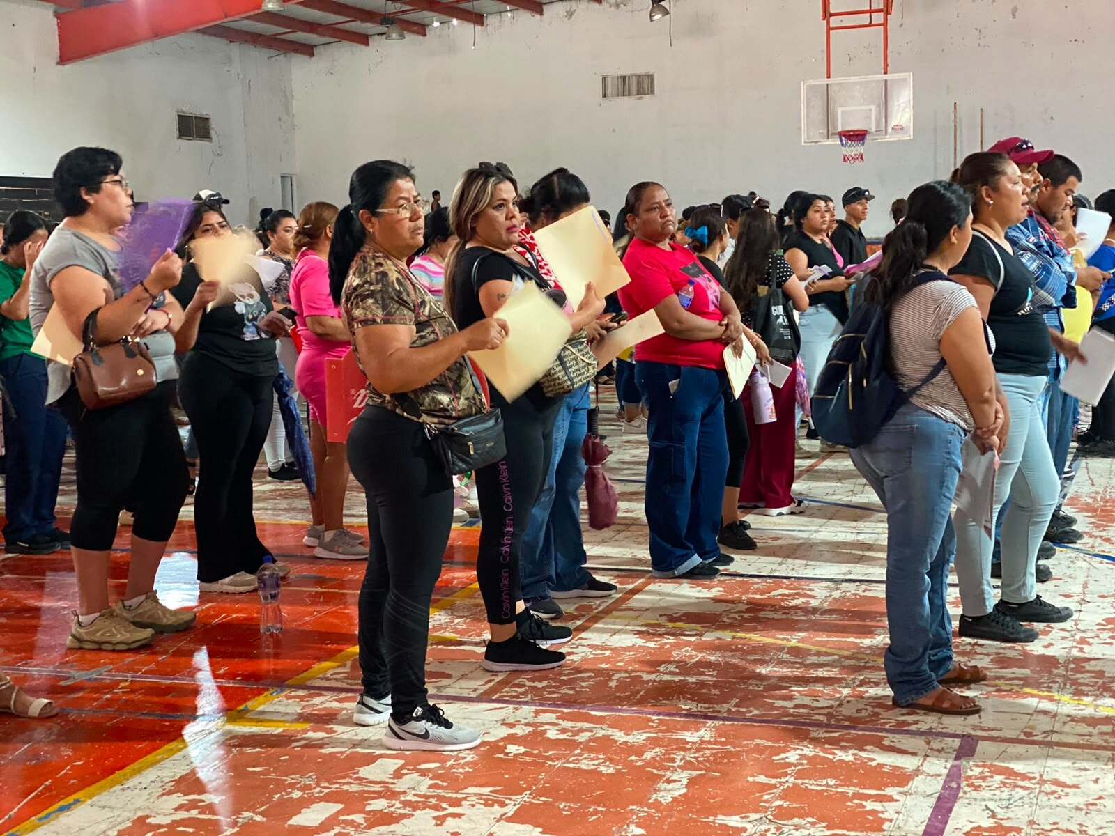 Alumnos reciben tarjetas de la beca Rita Cetina en la región centro