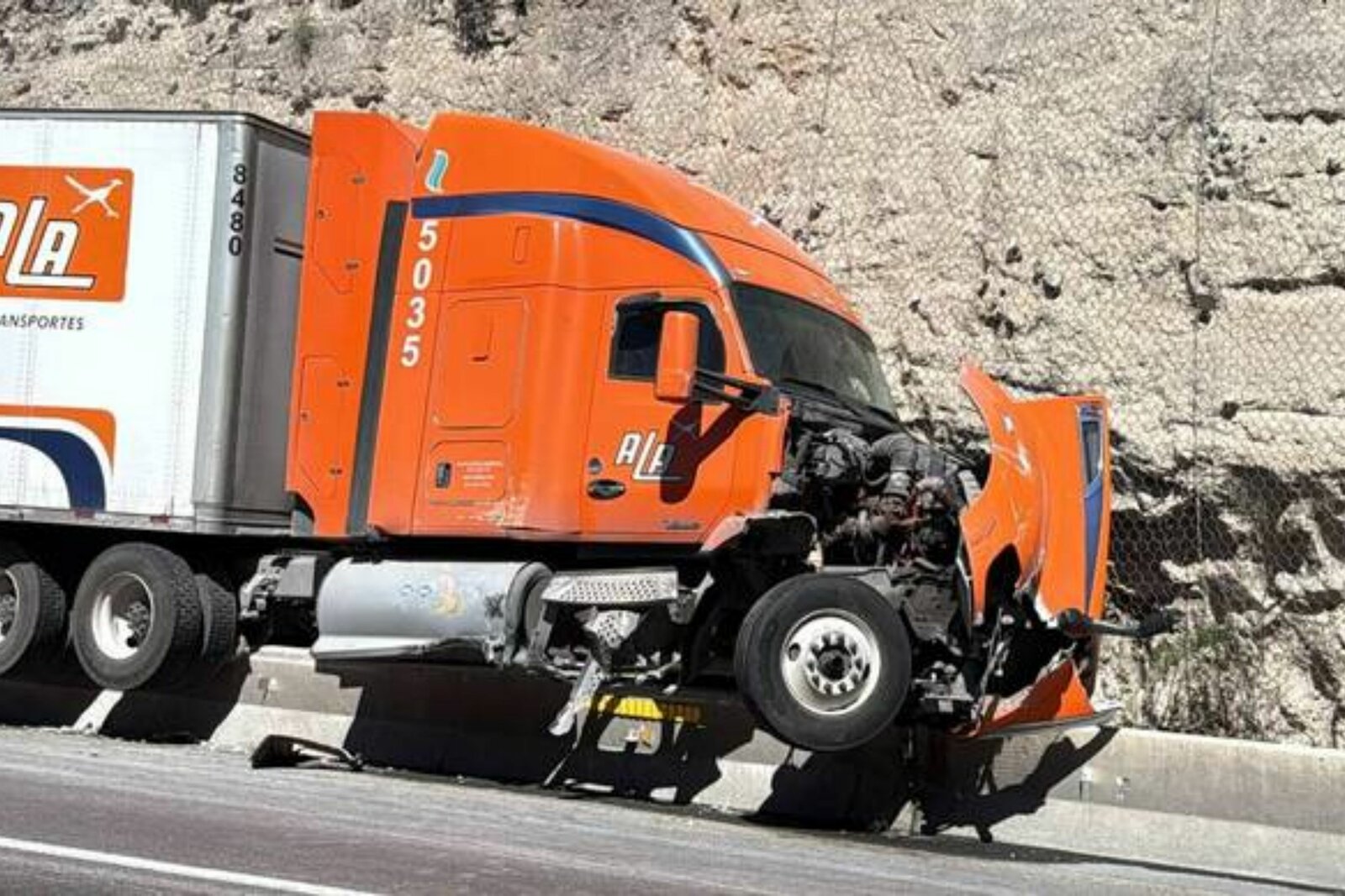 Aparatoso choque de tráileres causa largas filas en la carretera 57