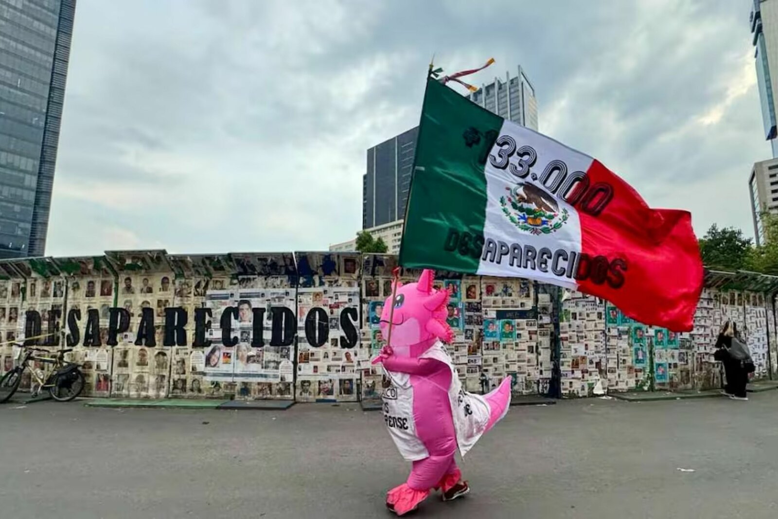 Madres buscadoras protestan en el Ángel antes del partido México-Corea
