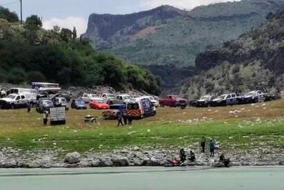 Autoridades de Hidalgo y Querétaro mantienen un operativo de búsqueda en la presa Zimapán tras el naufragio de una embarcación con seis ocupantes.  Una persona