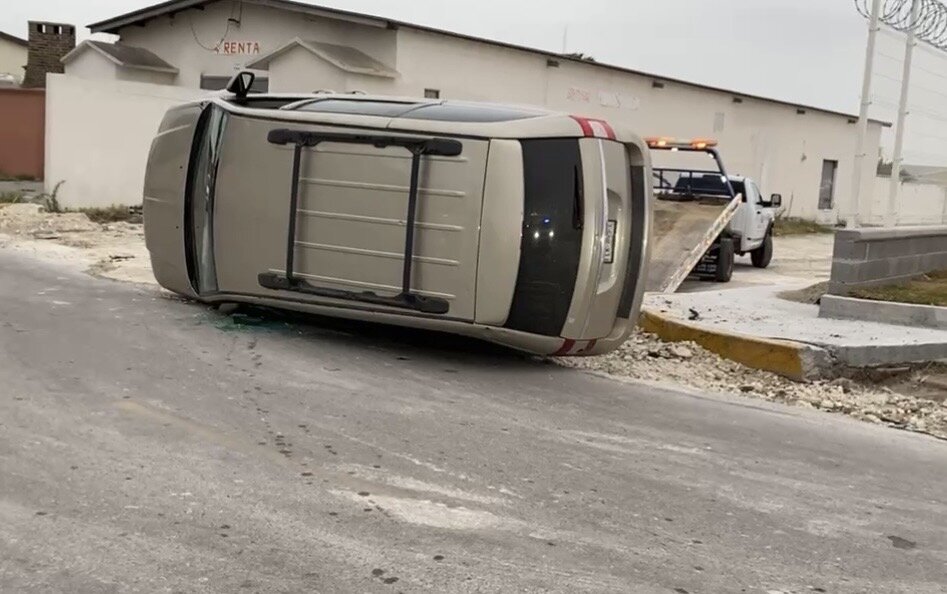 Volcadura: El accidente se registró en el cruce de la interconexión de los bulevares República y Pérez Treviño Volcadura: El accidente se registró en el cruce de la interconexión de los bulevares República y Pérez Treviño