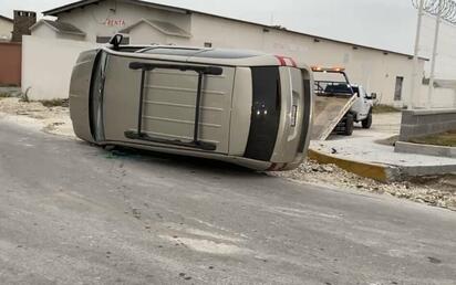 Mujer vuelca por exceso de velocidad en la interconexión