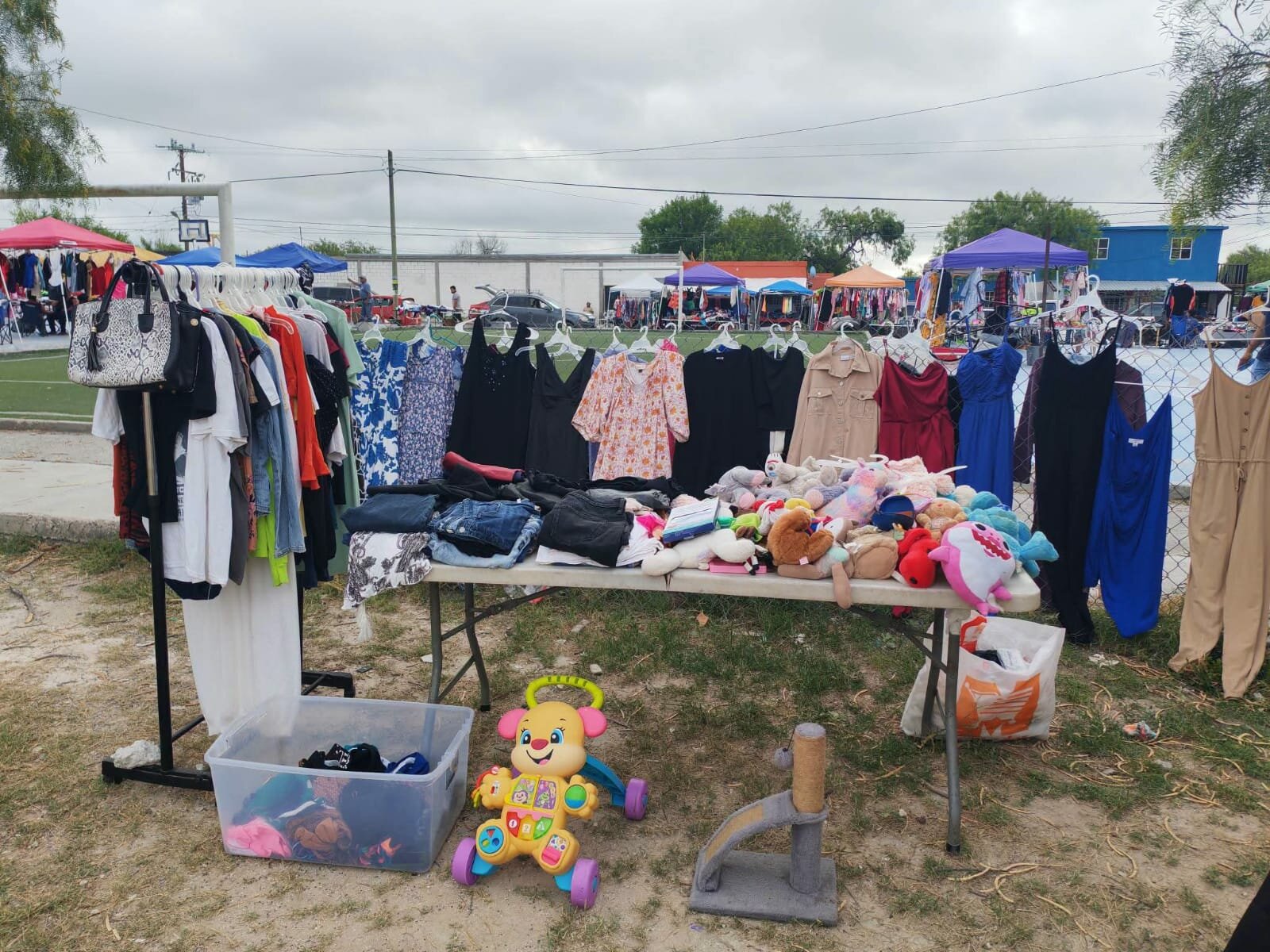 Lluvia y viento sorprenden a comerciantes en la Pulga del Ejido Piedras Negras