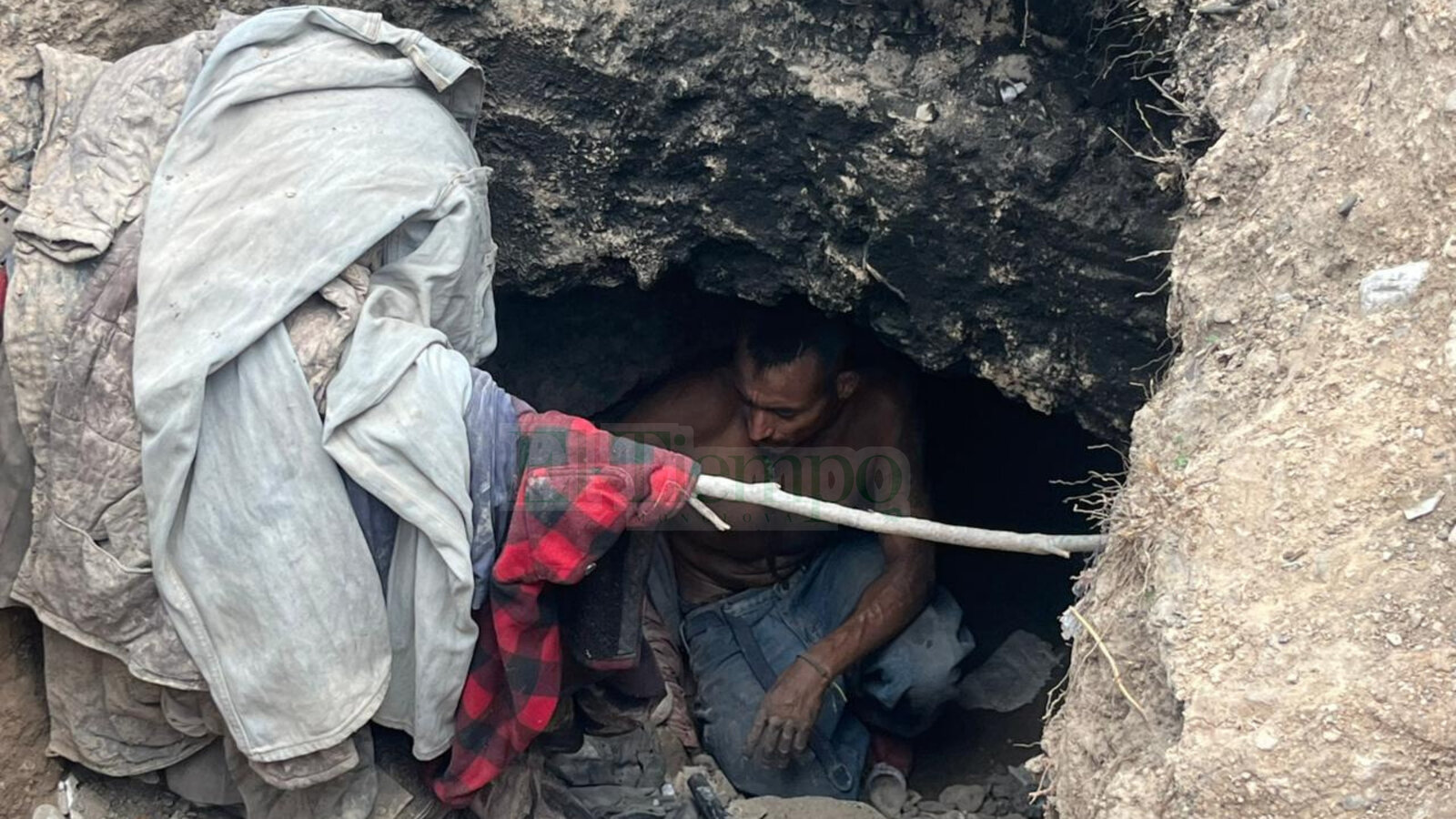 Entre tierra, esfuerzo y decisión: la vida de Juan Ignacio en una cueva construida con sus propias manos