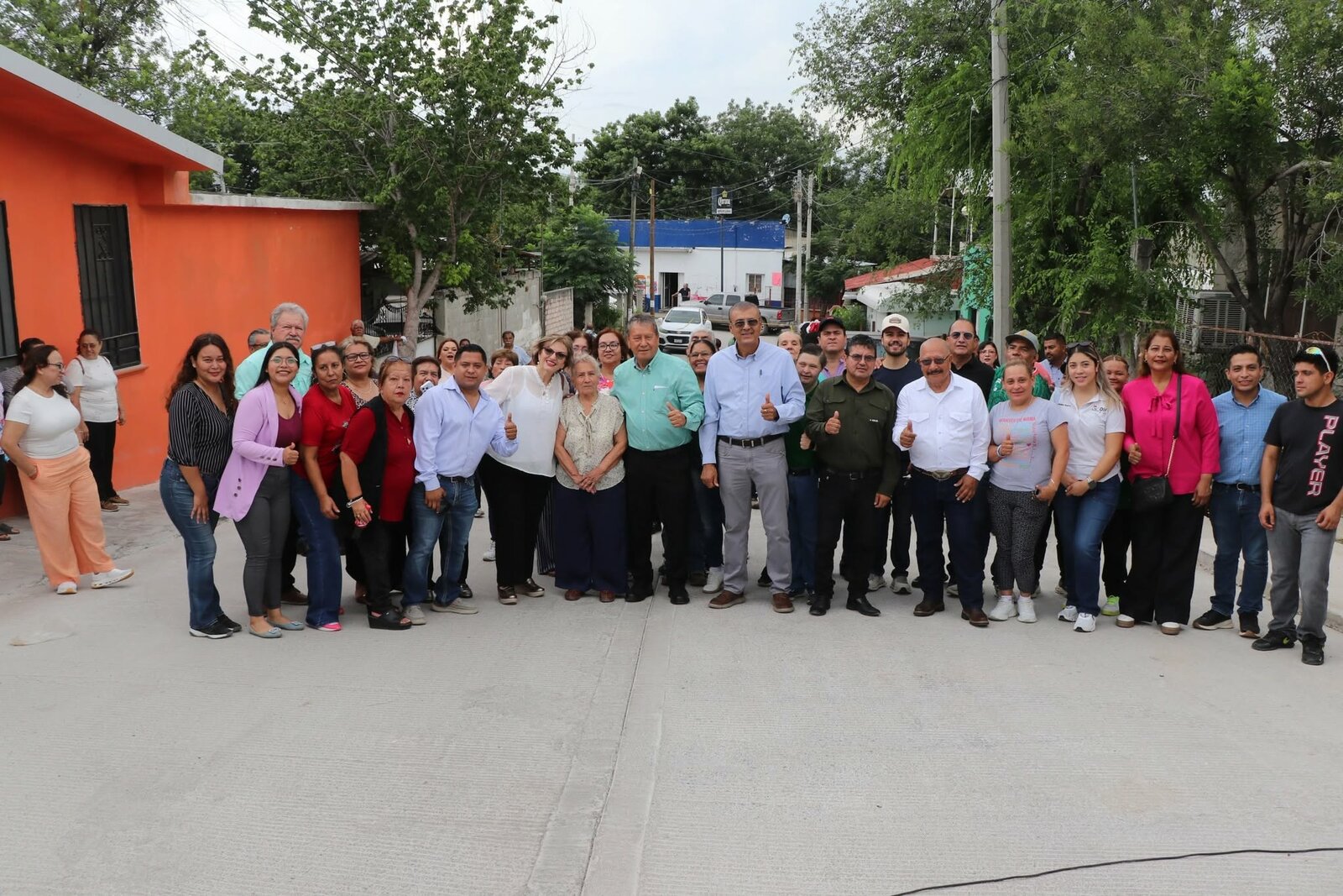 Óscar Ríos entrega pavimentación y banquetas en colonia Hidalgo beneficiada