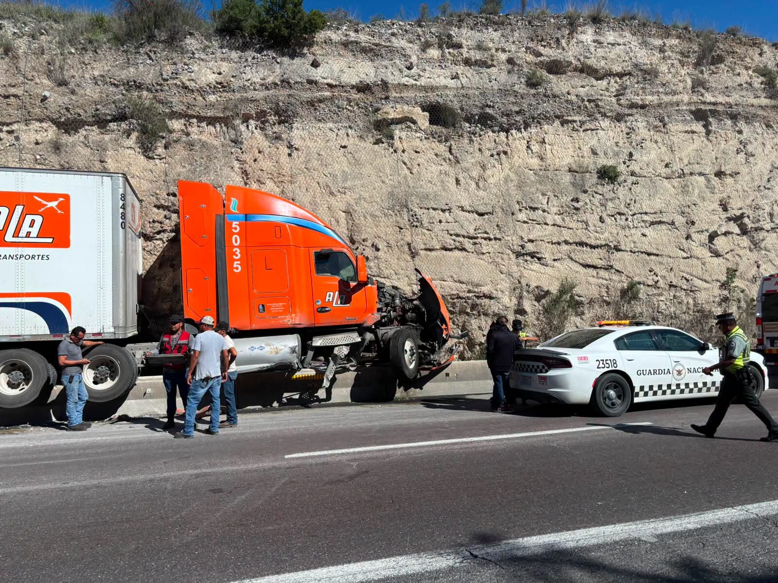 Tráiler queda atravesado en la Carretera 57 y desata choque entre unidades de carga