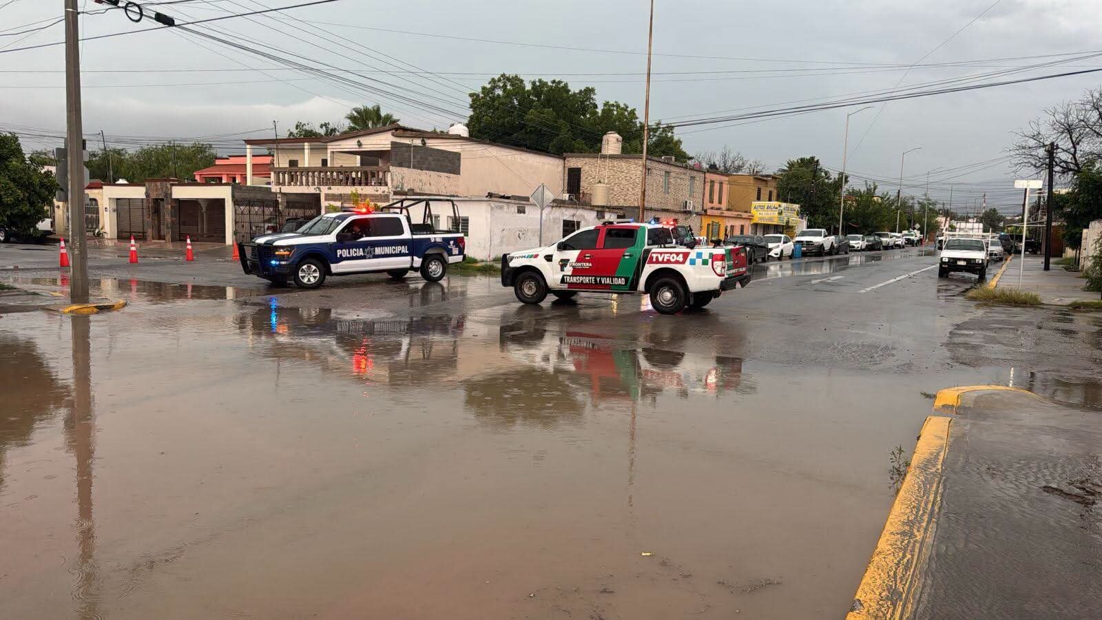 Cierran paso vehicular en Frontera para evitar que el agua inunde viviendas