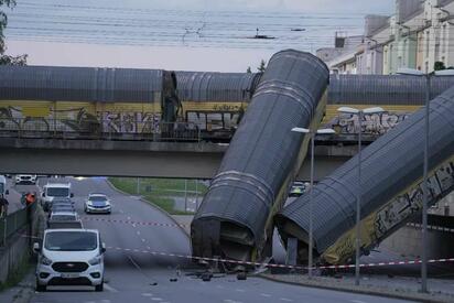 Un choque entre dos trenes de mercancías en Alemania dejó una persona fallecida luego de que dos vagones cayeran desde un puente ferroviario.  Dos trenes