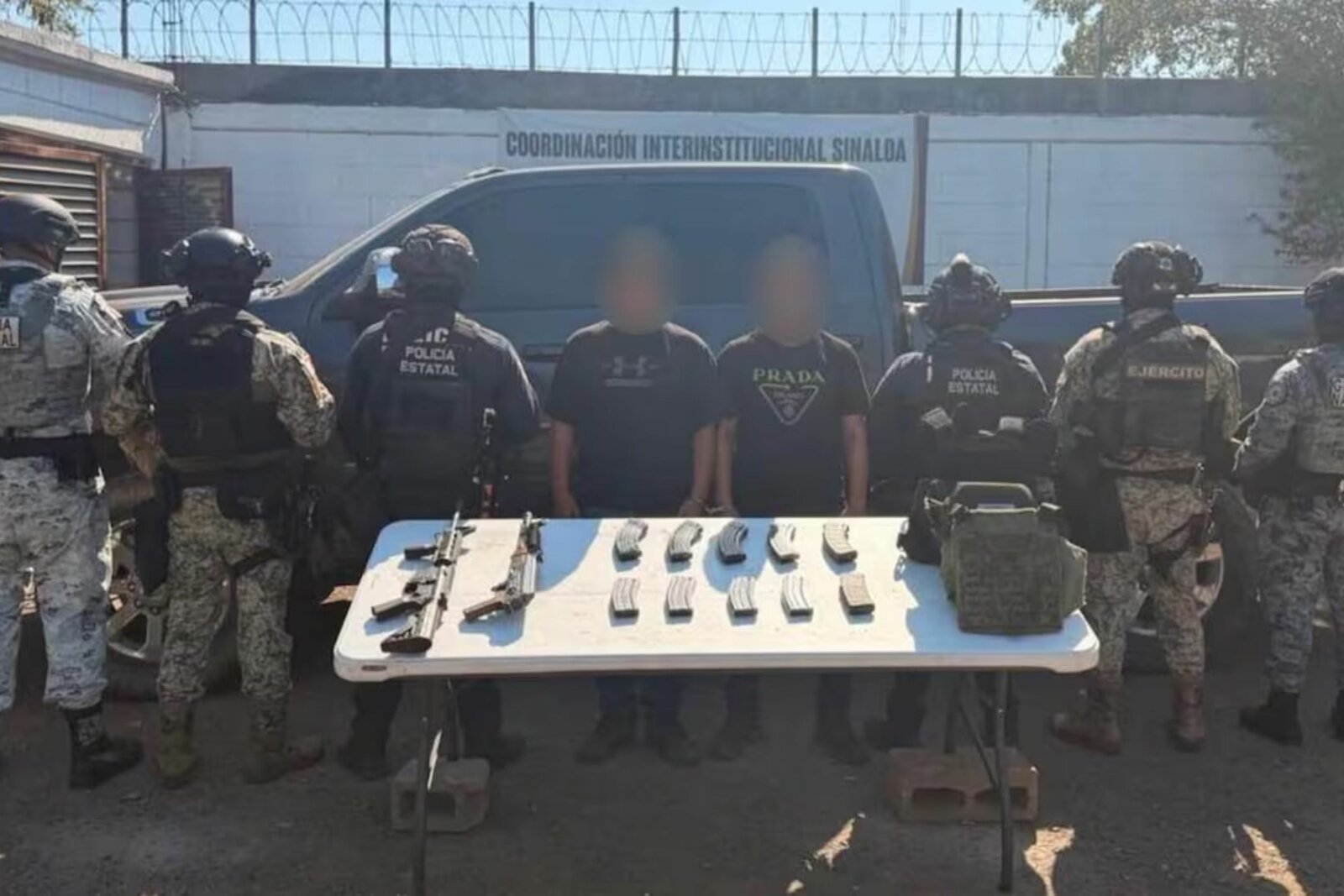 Caen dos sujetos con armas largas y camioneta robada en Sinaloa