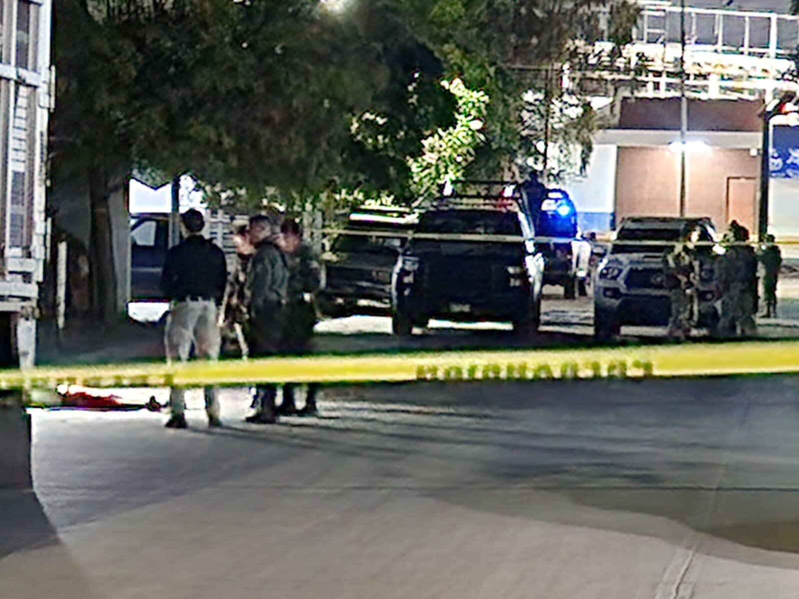 Encuentran cuerpo con mensaje y huellas de violencia en calles de Culiacán